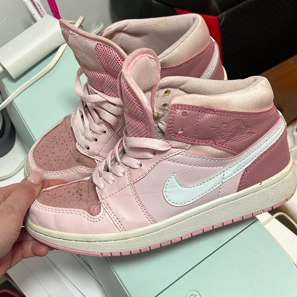 Jordan’s mids pink as is